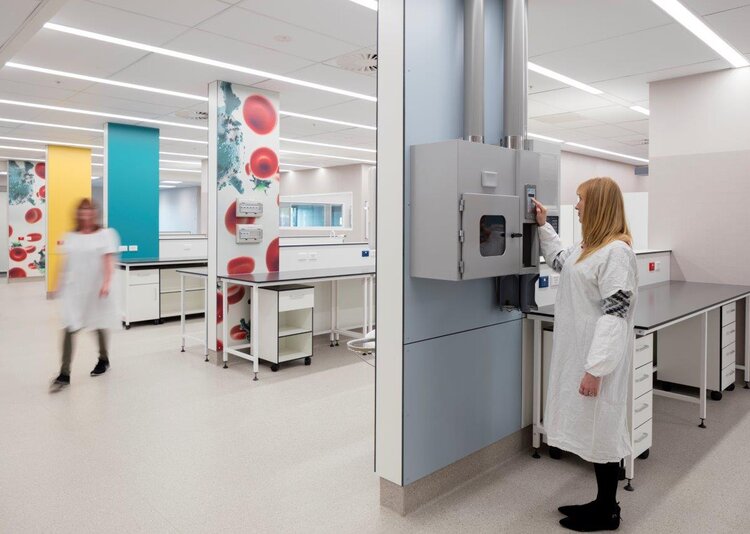 Fundermax Middlemore Hospital Labor aus Max Compact Interior in den Dekoren 0085, 0706, 0647, 0056 sowie der Oberfläche FH