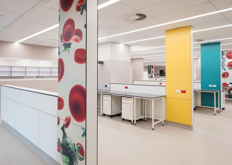 Fundermax Middlemore Hospital Labor aus Max Compact Interior in den Dekoren 0085, 0706, 0647, 0056 sowie der Oberfläche FH