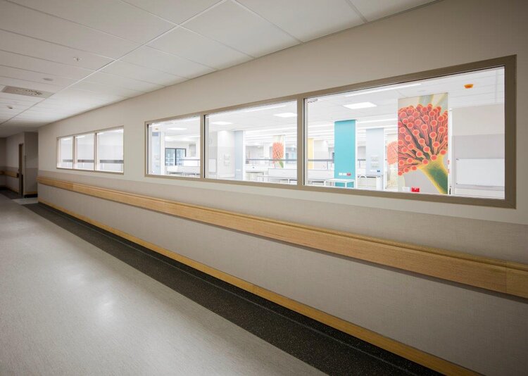 Fundermax Middlemore Hospital Labor aus Max Compact Interior in den Dekoren 0085, 0706, 0647, 0056 sowie der Oberfläche FH