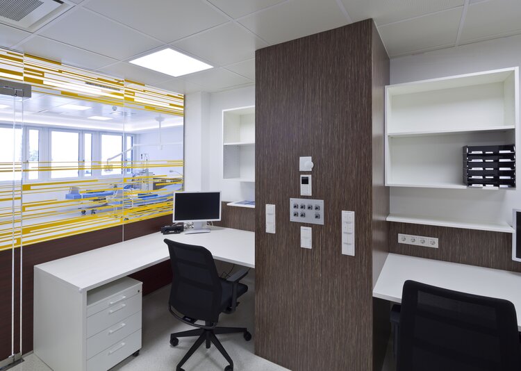 Fundermax Dialyse- und Ordinationszentrum Inneneinrichtung und Wandschutz aus Star Favorit Superfront, Max Schichtstoffplatte und Star Favorit in den Dekoren 0733, 0588, 0085, 0067, 0727 sowie der Oberfläche FH