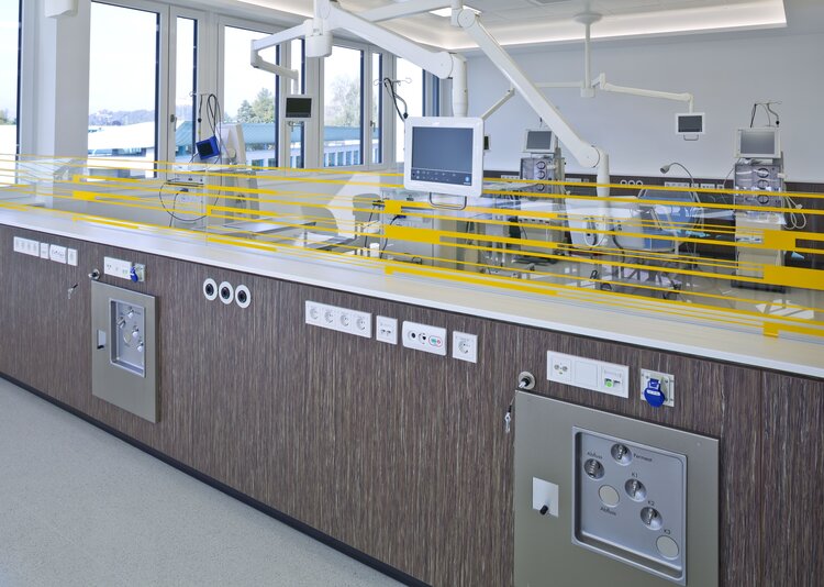Fundermax Dialyse- und Ordinationszentrum Inneneinrichtung und Wandschutz aus Star Favorit Superfront, Max Schichtstoffplatte und Star Favorit in den Dekoren 0733, 0588, 0085, 0067, 0727 sowie der Oberfläche FH