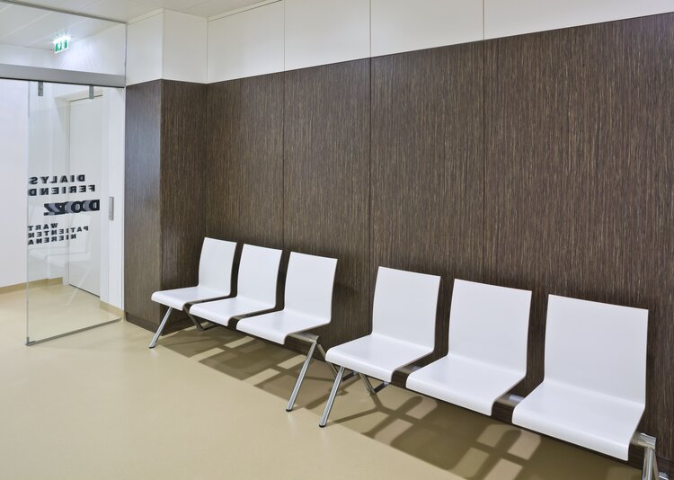 Fundermax Dialyse- und Ordinationszentrum Inneneinrichtung und Wandschutz aus Star Favorit Superfront, Max Schichtstoffplatte und Star Favorit in den Dekoren 0733, 0588, 0085, 0067, 0727 sowie der Oberfläche FH
