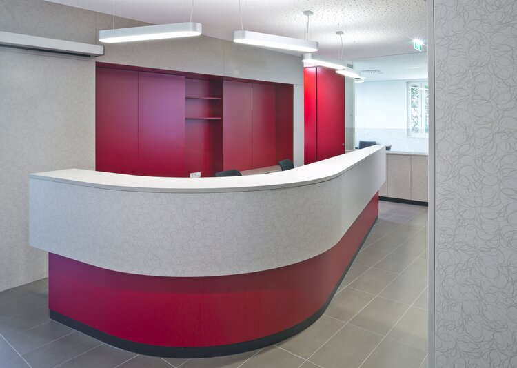 Fundermax Dialyse- und Ordinationszentrum Inneneinrichtung und Wandschutz aus Star Favorit Superfront, Max Schichtstoffplatte und Star Favorit in den Dekoren 0733, 0588, 0085, 0067, 0727 sowie der Oberfläche FH