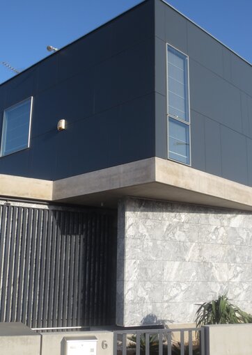Fundermax Fassade Haus in Latsia aus Max Compact Exterior im Dekor 0070 und der Oberfläche NT