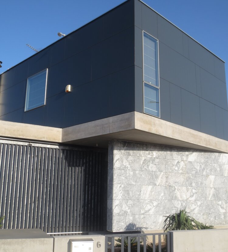 Fundermax Fassade Haus in Latsia aus Max Compact Exterior im Dekor 0070 und der Oberfläche NT