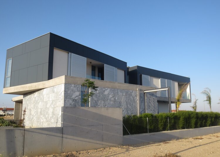 Fundermax Fassade Haus in Latsia aus Max Compact Exterior im Dekor 0070 und der Oberfläche NT