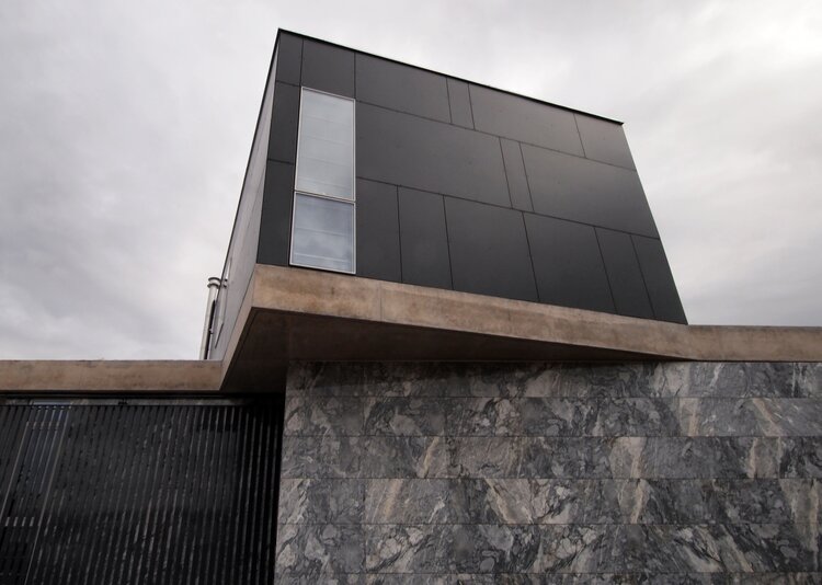 Fundermax Fassade Haus in Latsia aus Max Compact Exterior im Dekor 0070 und der Oberfläche NT
