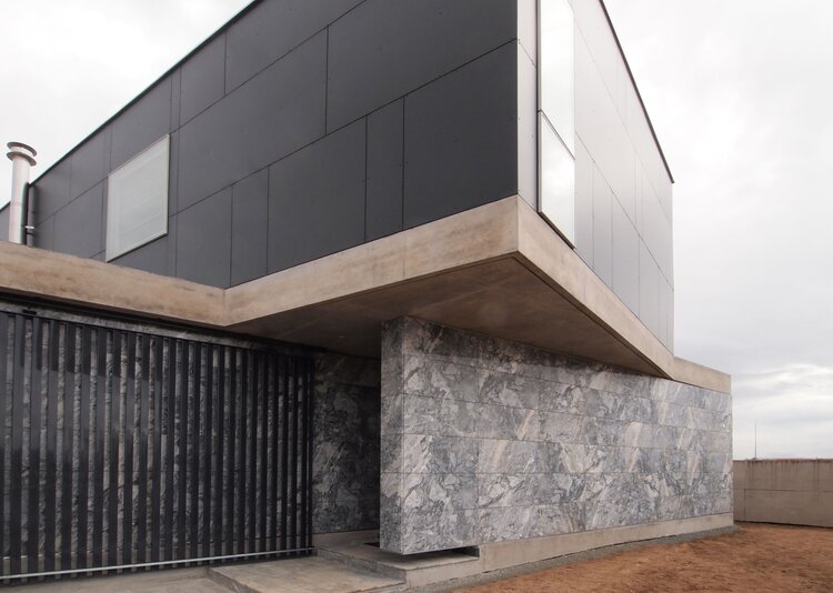 Fundermax Fassade Haus in Latsia aus Max Compact Exterior im Dekor 0070 und der Oberfläche NT