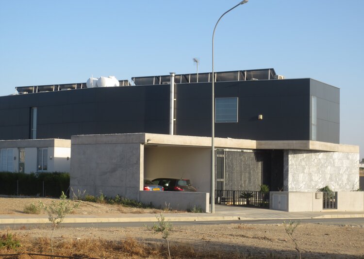 Fundermax Fassade Haus in Latsia aus Max Compact Exterior im Dekor 0070 und der Oberfläche NT
