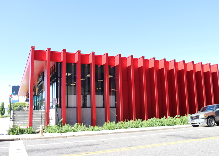 Fundermax Fassade Einkaufszentrum in Denver aus Max Compact Exterior im Dekor 0689 sowie der Oberfläche NT
