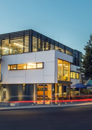 Fundermax Fassade energieeffizientes Bürogebäude aus Max Compact Exterior im 0091 sowie der Oberfläche NT