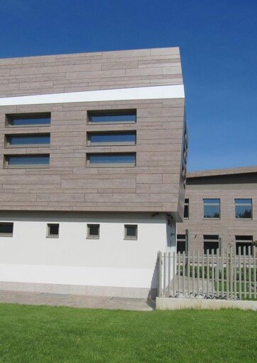 Fundermax Fassade European College in Sofia aus Max Compact Exterior im Dekor 0801 sowie den Oberflächen NT und NG