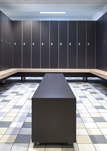 Fundermax Kabinen Familienbad aus Max Compact Interior in den Dekoren 0077 und 0813 sowie der Oberfläche FH