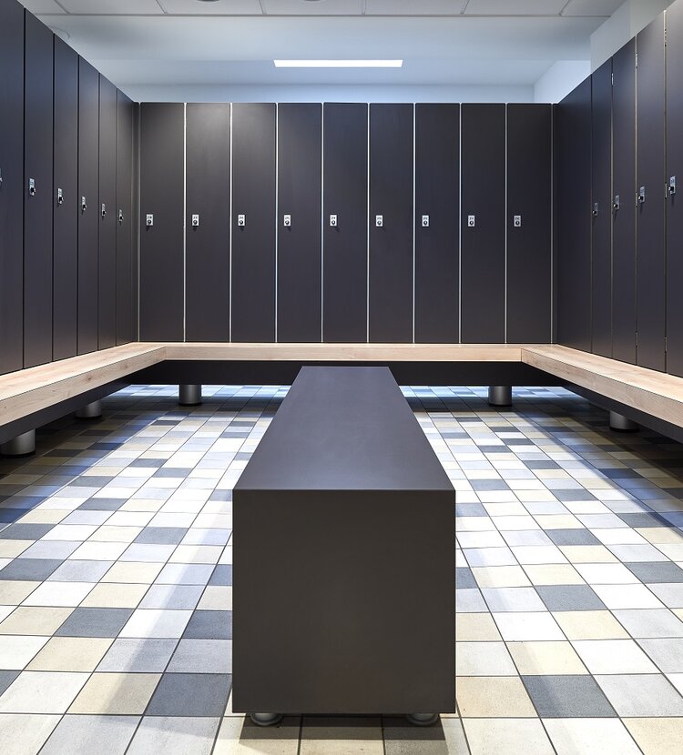 Fundermax Kabinen Familienbad aus Max Compact Interior in den Dekoren 0077 und 0813 sowie der Oberfläche FH