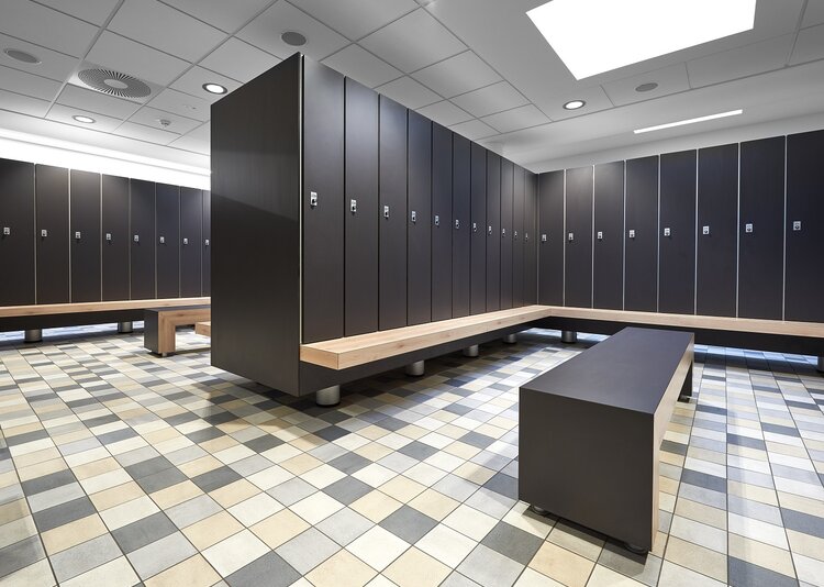 Fundermax Kabinen Familienbad aus Max Compact Interior in den Dekoren 0077 und 0813 sowie der Oberfläche FH