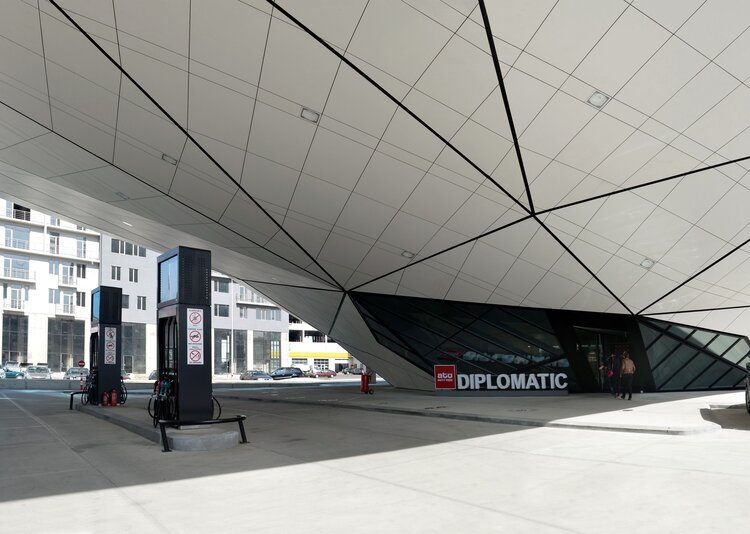 Fundermax Fassade McDonalds und Tankstelle aus Max Compact Exterior in den Dekoren 0080 und 0085 sowie in der Oberfläche NT