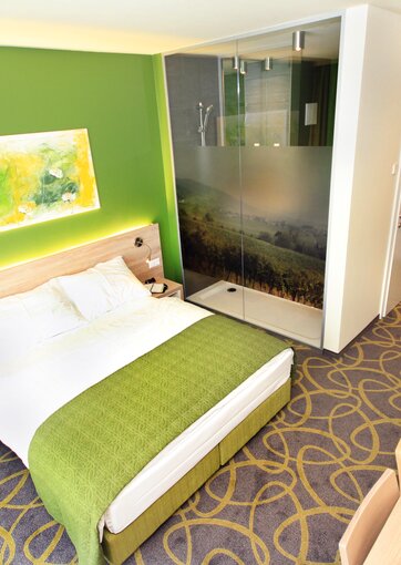 Fundermax Inneneinrichtung Hotelzimmer aus Star Favorit und Max Schichtstoffplatte im Dekor 0877 sowie der Oberfläche SU