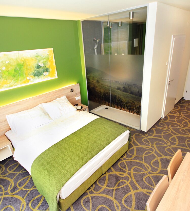 Fundermax Inneneinrichtung Hotelzimmer aus Star Favorit und Max Schichtstoffplatte im Dekor 0877 sowie der Oberfläche SU