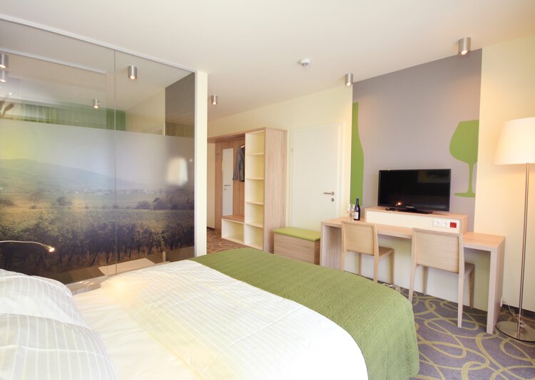 Fundermax Inneneinrichtung Hotelzimmer aus Star Favorit und Max Schichtstoffplatte im Dekor 0877 sowie der Oberfläche SU