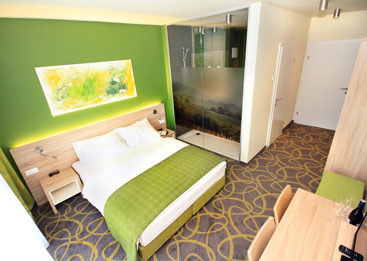 Fundermax Inneneinrichtung Hotelzimmer aus Star Favorit und Max Schichtstoffplatte im Dekor 0877 sowie der Oberfläche SU