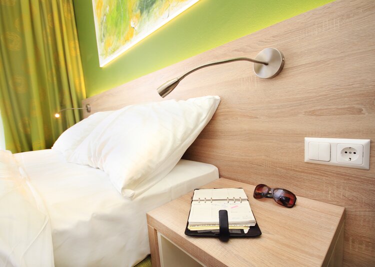 Fundermax Inneneinrichtung Hotelzimmer aus Star Favorit und Max Schichtstoffplatte im Dekor 0877 sowie der Oberfläche SU