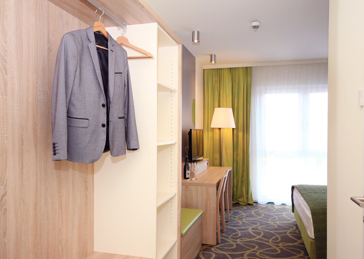 Fundermax Inneneinrichtung Hotelzimmer aus Star Favorit und Max Schichtstoffplatte im Dekor 0877 sowie der Oberfläche SU