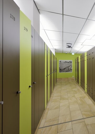 Fundermax Georg-Arnhold-Bad Dresden Kabinen aus Schichtstoff HPL in den Dekoren 0318, 0085, 0725, 0153, 0011, 0174, 0344, P934 sowie den Oberflächen FH und IP