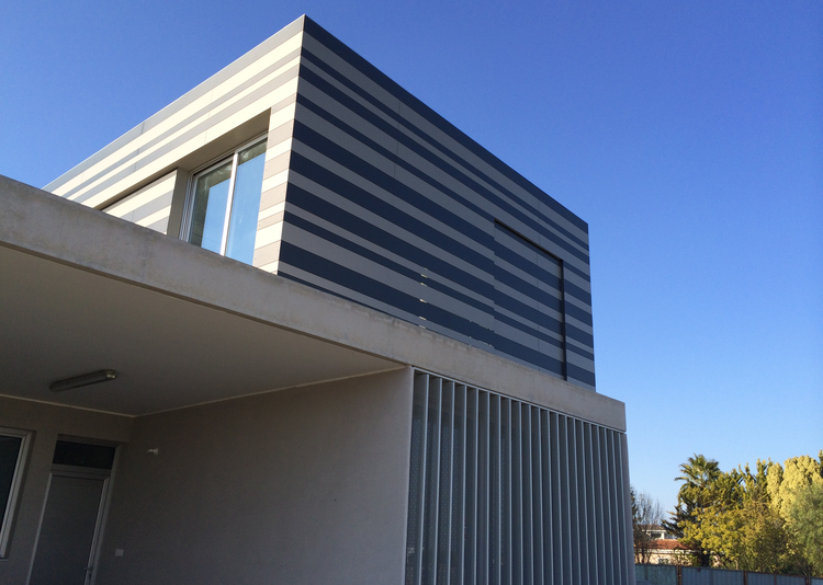 Fundermax Fassade und Sonnenschutz Haus in Strovolos aus Max Compact Exterior in den Dekoren 0070 und 0747 sowie der Oberfläche NT