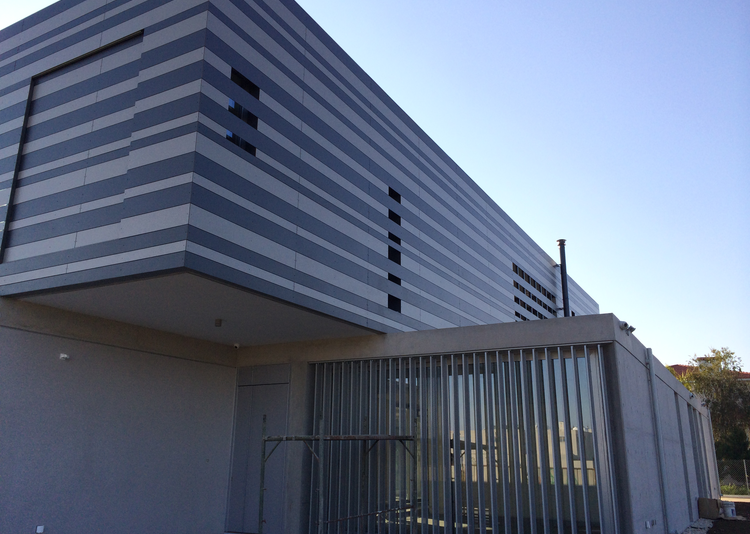 Fundermax Fassade und Sonnenschutz Haus in Strovolos aus Max Compact Exterior in den Dekoren 0070 und 0747 sowie der Oberfläche NT