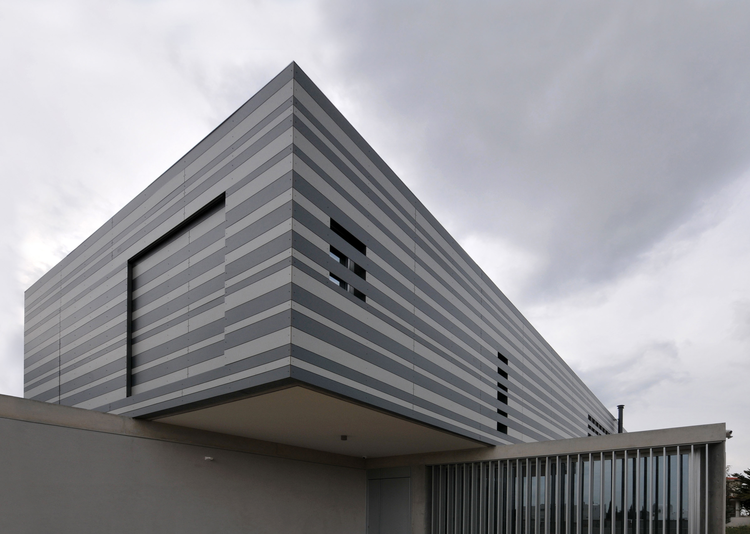 Fundermax Fassade und Sonnenschutz Haus in Strovolos aus Max Compact Exterior in den Dekoren 0070 und 0747 sowie der Oberfläche NT