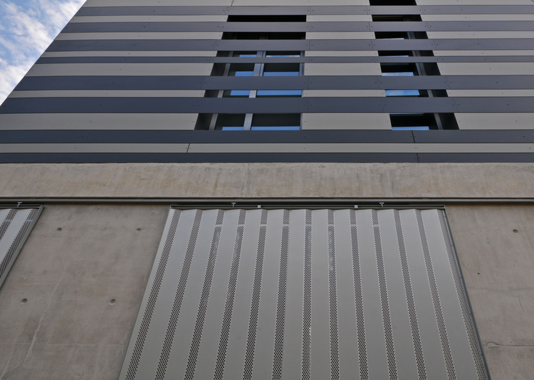 Fundermax Fassade und Sonnenschutz Haus in Strovolos aus Max Compact Exterior in den Dekoren 0070 und 0747 sowie der Oberfläche NT