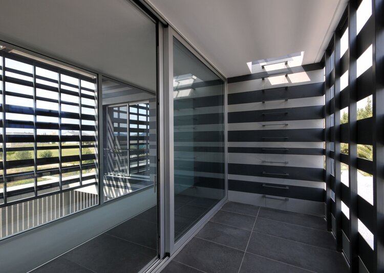 Fundermax Fassade und Sonnenschutz Haus in Strovolos aus Max Compact Exterior in den Dekoren 0070 und 0747 sowie der Oberfläche NT