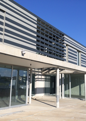 Fundermax Fassade und Sonnenschutz Haus in Strovolos aus Max Compact Exterior in den Dekoren 0070 und 0747 sowie der Oberfläche NT