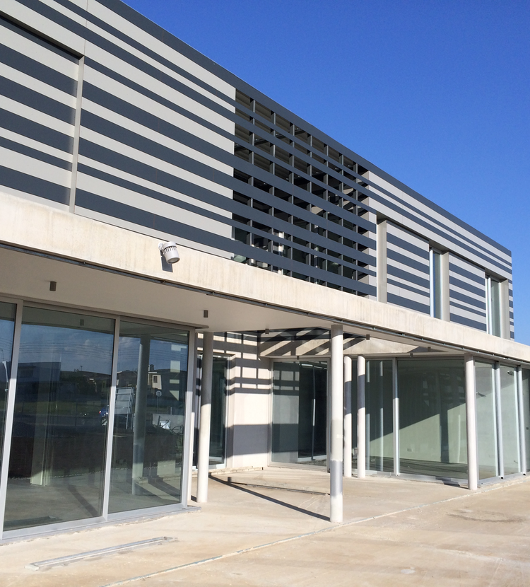 Fundermax Fassade und Sonnenschutz Haus in Strovolos aus Max Compact Exterior in den Dekoren 0070 und 0747 sowie der Oberfläche NT