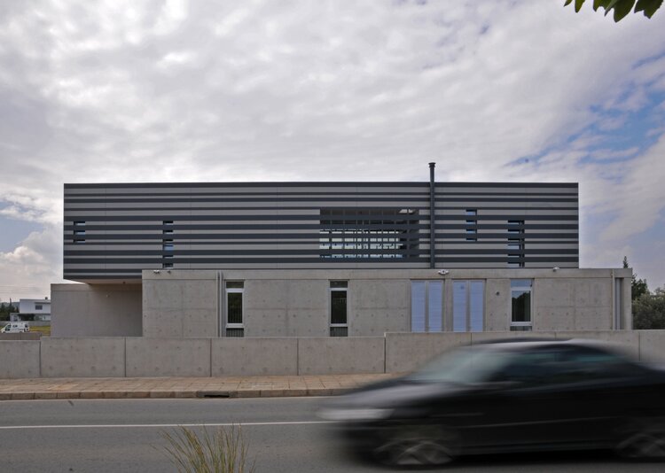 Fundermax Fassade und Sonnenschutz Haus in Strovolos aus Max Compact Exterior in den Dekoren 0070 und 0747 sowie der Oberfläche NT