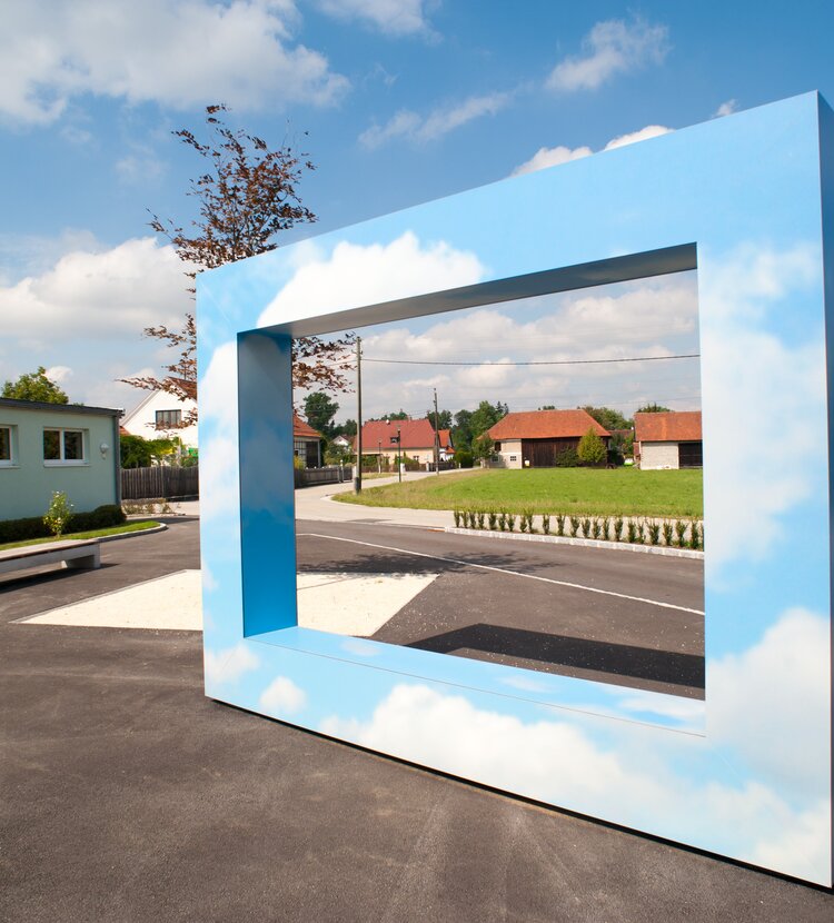 Fundermax Outdoormöbel Himmelsrahmen aus Max Compact Exterior in Individualdekor und der Oberfläche NT