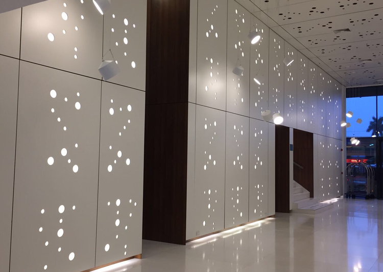 Fundermax Wandverkleidung Hotel aus Max Compact Interior in den Dekoren 0085 und 0544 im Dekor FH