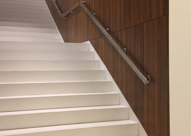 Fundermax Wandverkleidung Hotel aus Max Compact Interior in den Dekoren 0085 und 0544 im Dekor FH