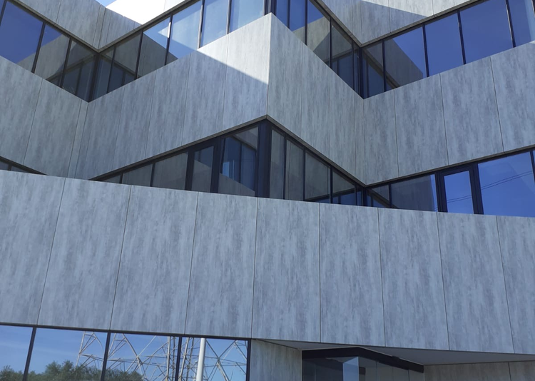 Fundermax Fassade Industrias Yak aus Max Compact Exterior F-Qualität im Dekor 0394 und der Oberfläche NT