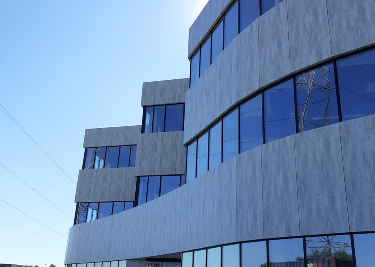 Fundermax Fassade Industrias Yak aus Max Compact Exterior F-Qualität im Dekor 0394 und der Oberfläche NT