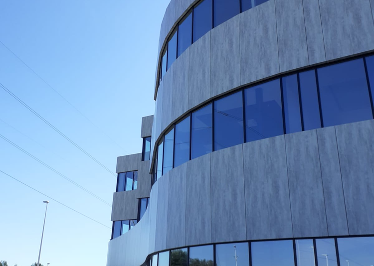 Fundermax Fassade Industrias Yak aus Max Compact Exterior F-Qualität im Dekor 0394 und der Oberfläche NT