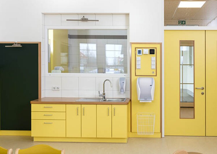 Fundermax Kindergarten Haschendorf Inneneinrichtung aus Max Compact Exterior und Star Favorit in den Dekoren 0039, 2124, 0112 sowie den Oberflächen NT und FH