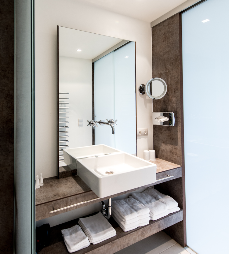 Fundermax Kleines Hotel Kärnten Bad aus Max Compact Interior im Dekor 0794 und der Oberfläche FH