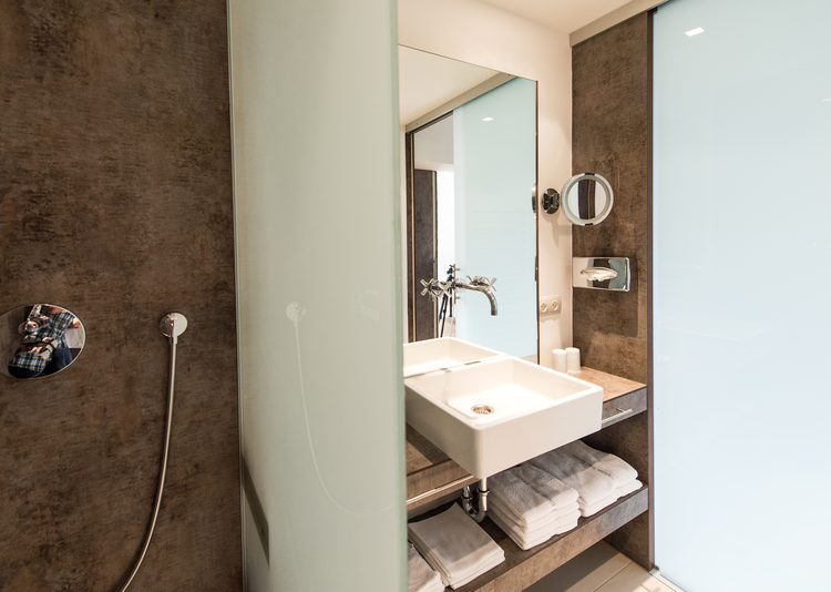 Fundermax Kleines Hotel Kärnten Bad aus Max Compact Interior im Dekor 0794 und der Oberfläche FH