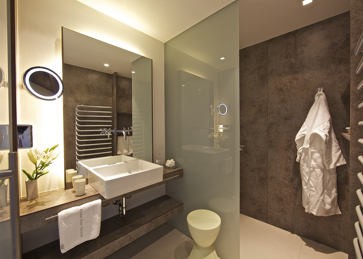 Fundermax Kleines Hotel Kärnten Bad aus Max Compact Interior im Dekor 0794 und der Oberfläche FH