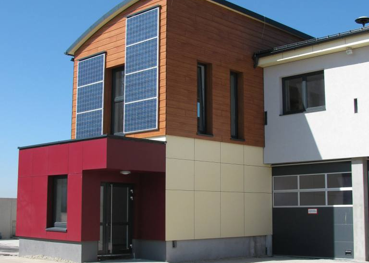 Fundermax Fassade Feuerwehr aus Max Compact Exterior in den Dekoren 0272, 0691 und 0065 sowie in der Oberfläche NT
