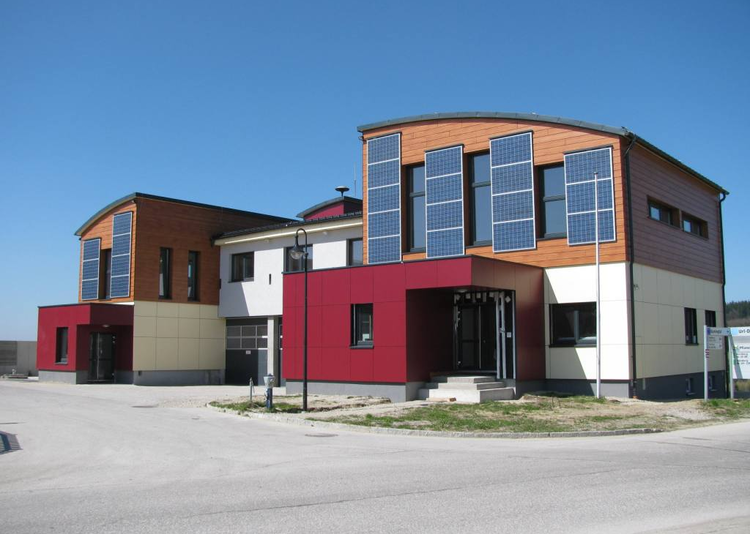 Fundermax Fassade Feuerwehr aus Max Compact Exterior in den Dekoren 0272, 0691 und 0065 sowie in der Oberfläche NT