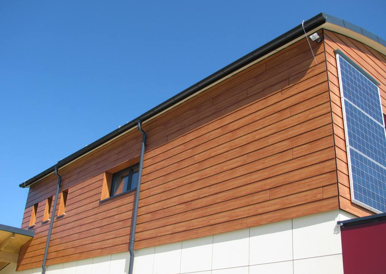 Fundermax Fassade Feuerwehr aus Max Compact Exterior in den Dekoren 0272, 0691 und 0065 sowie in der Oberfläche NT