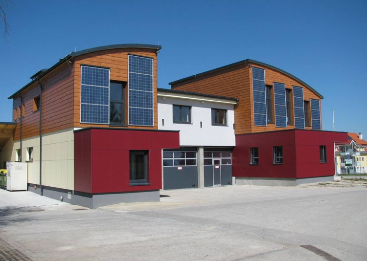 Fundermax Fassade Feuerwehr aus Max Compact Exterior in den Dekoren 0272, 0691 und 0065 sowie in der Oberfläche NT