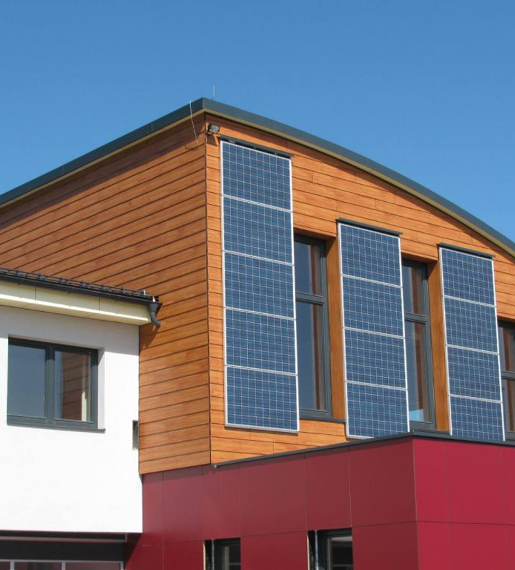 Fundermax Fassade Feuerwehr aus Max Compact Exterior in den Dekoren 0272, 0691 und 0065 sowie in der Oberfläche NT